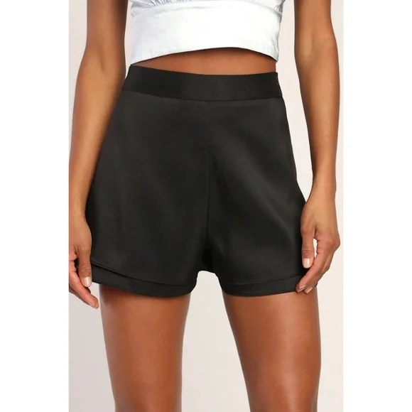 NWT Lulus Breezing Along Black Tiered Ruffled Shorts - Size SM - Picture 4 of 4